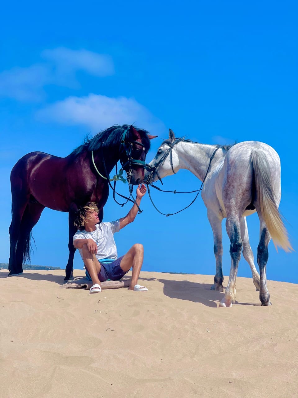 Mokhtar dans les dunes entre Assif et un cheval gris