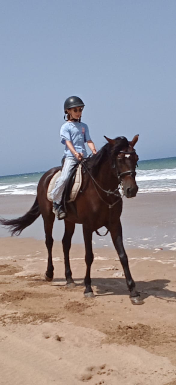 Enfant montant Assif au bord de l'eau