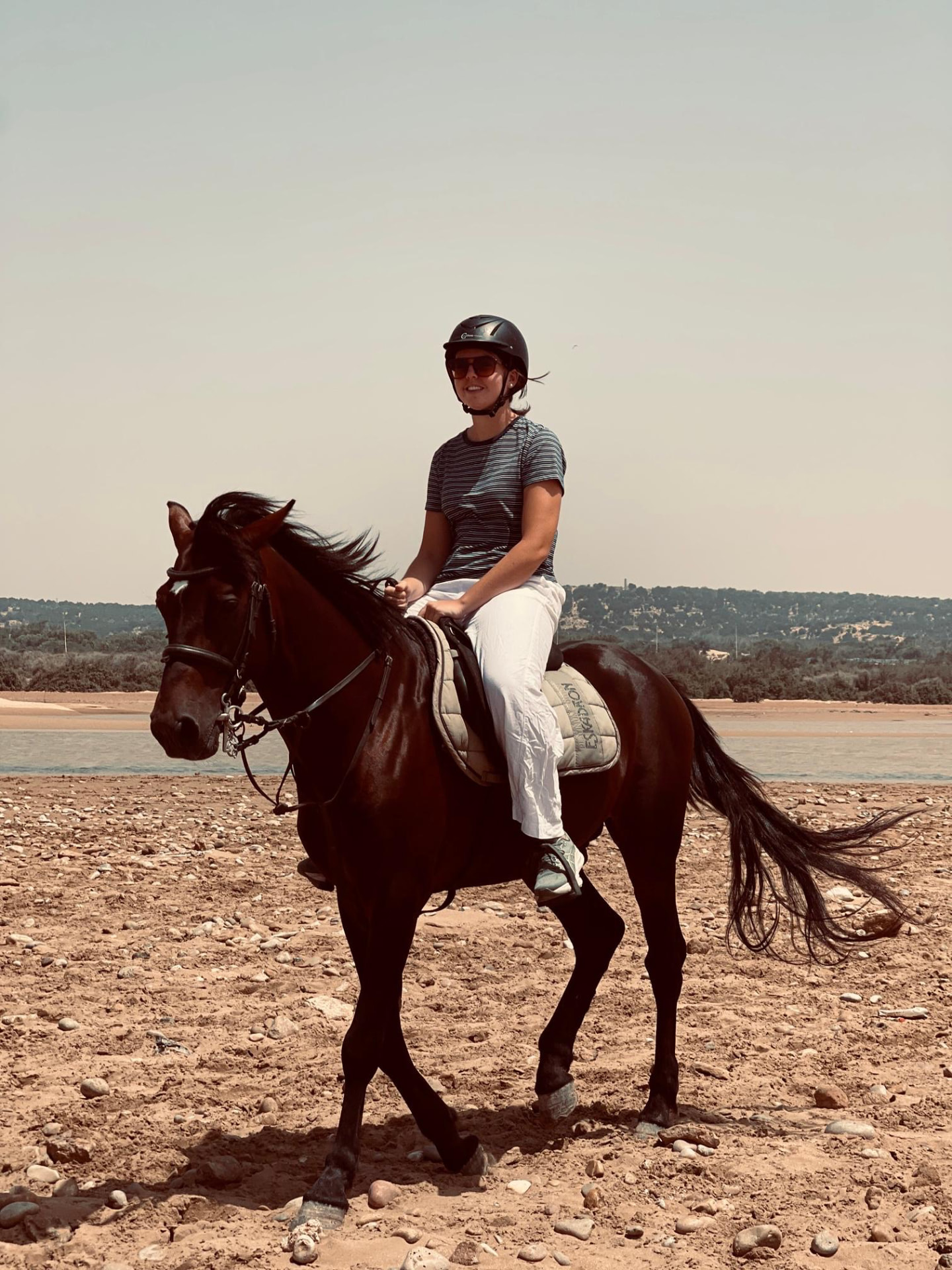 Cavalière sur Assif le long de l'embouchure